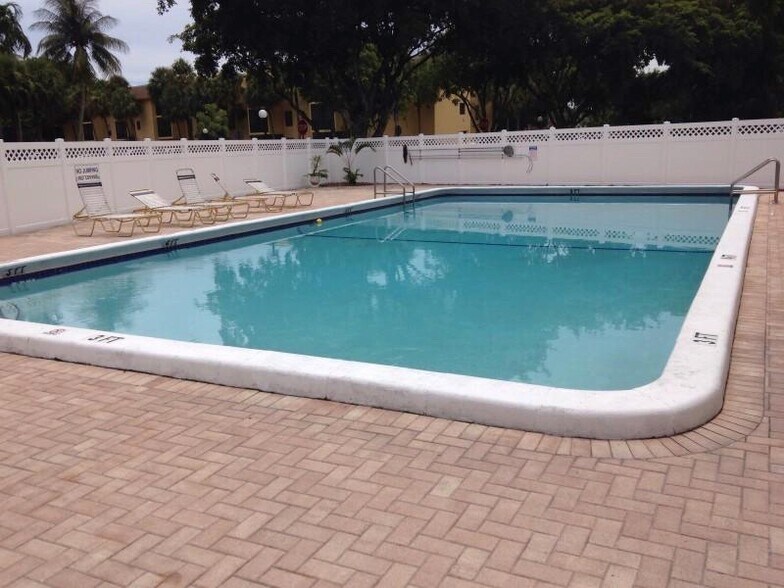 Heated pool - 450 NW 20th St