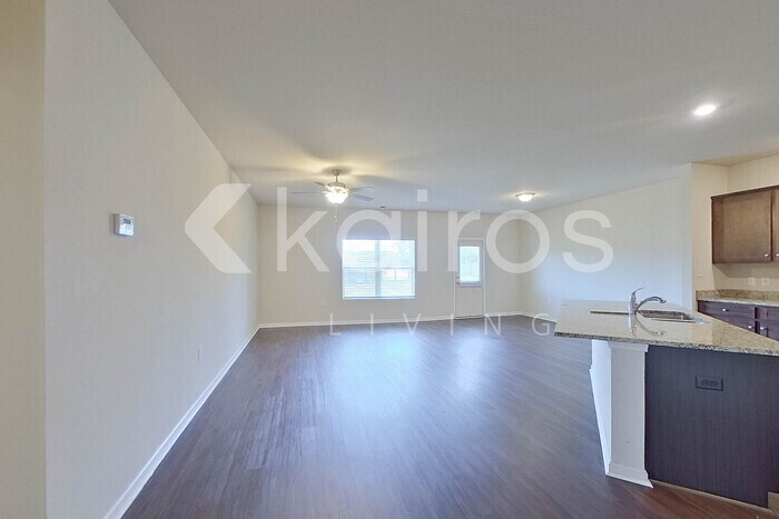 Building Photo - 10994 Lakeview Cir