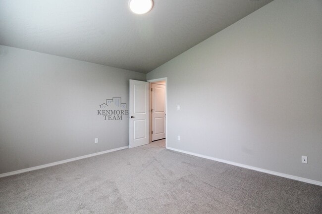Building Photo - 2631 S Young Ct