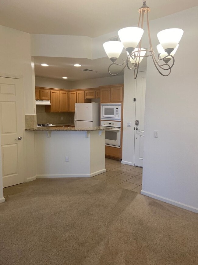 Building Photo - Stunning Top Floor View Condo at Park Avenue!