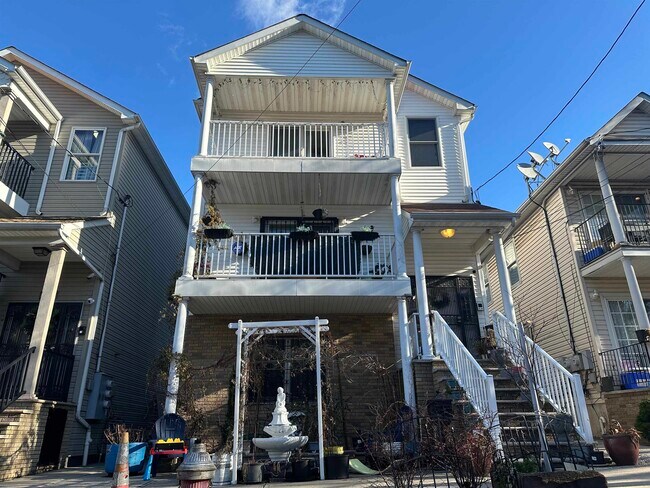 Building Photo - 260 Custer Ave