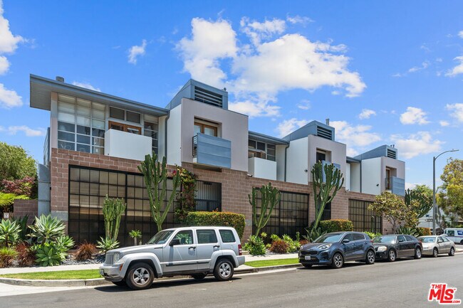 Building Photo - 1130 5th Ave