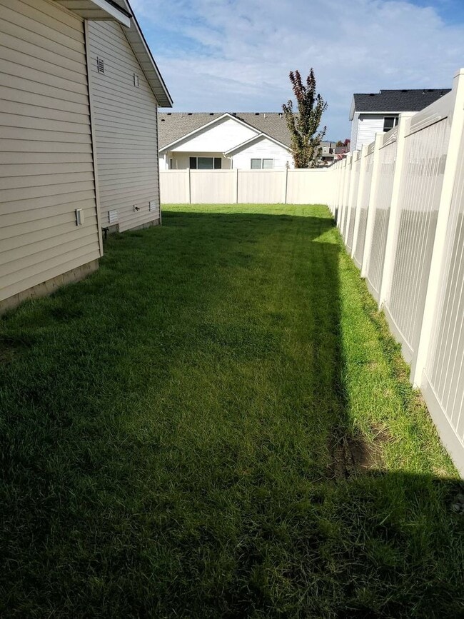 Building Photo - Lovely newer 3 bedroom 2 bath home for ren...