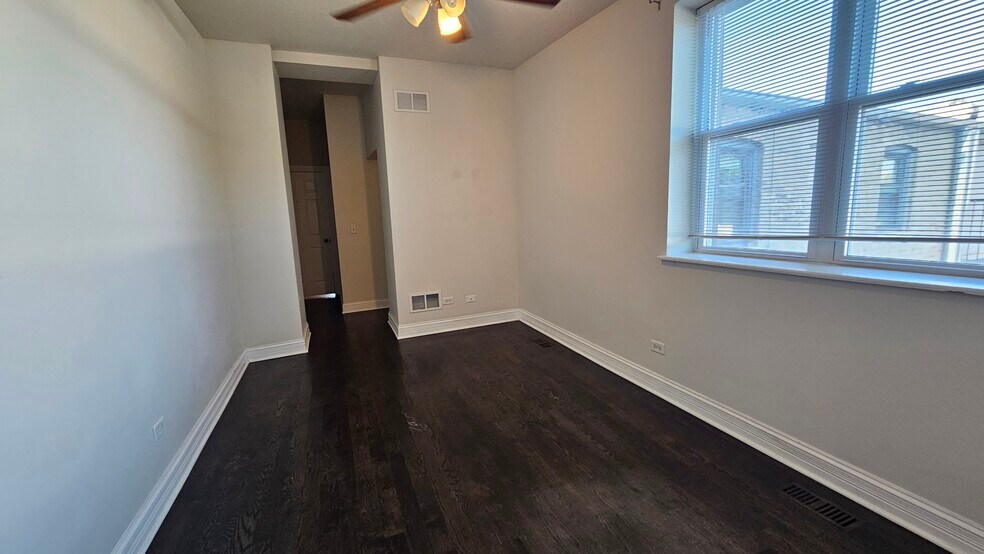 Building Photo - 939 W Armitage Ave