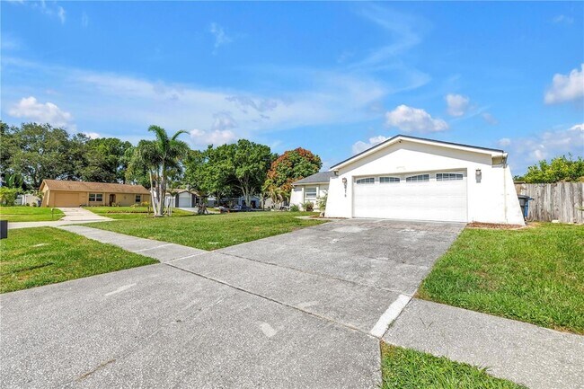 Building Photo - 3216 Pine Haven Dr