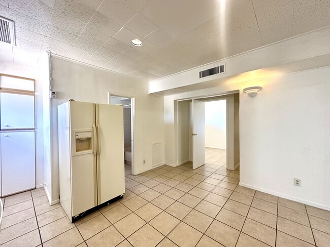Building Photo - Gigantic Yard 2 Bedroom with Washer/Dryer,...