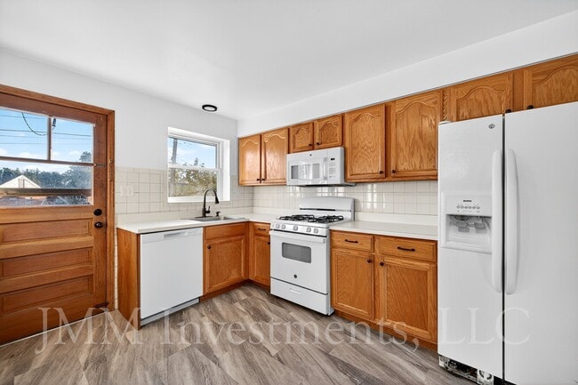 Building Photo - 4015 Greenmeadows Dr