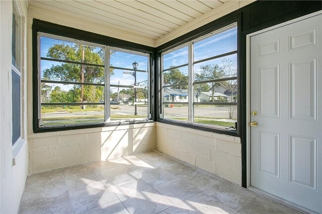 Building Photo - 541 N Capen Ave