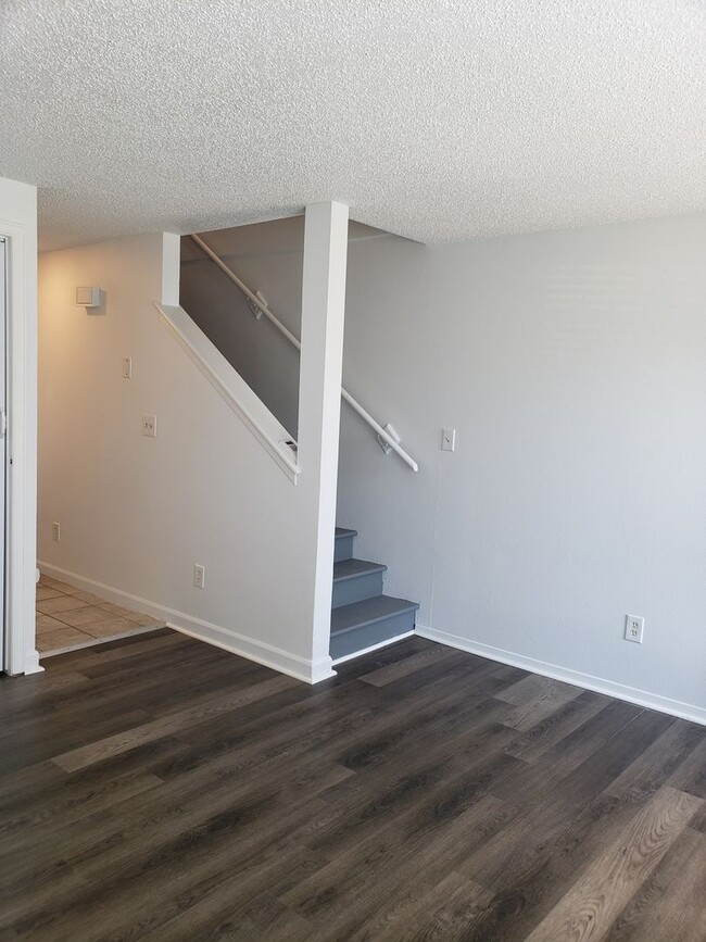 Building Photo - 2 Bedroom Townhome - Spacious!