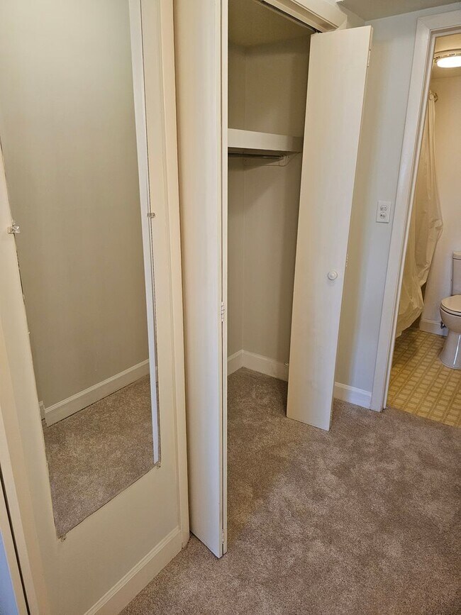Building Photo - Beautiful Highrise 2 bed 2 bath