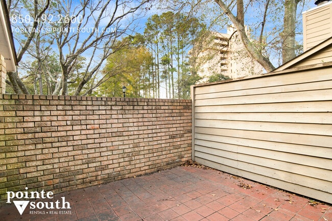 Building Photo - 200 Parma Dr