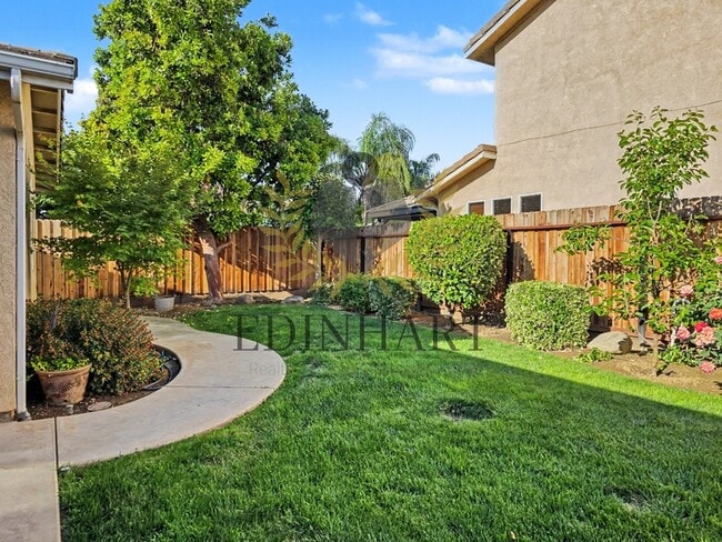 Building Photo - 818 S Apple Ave