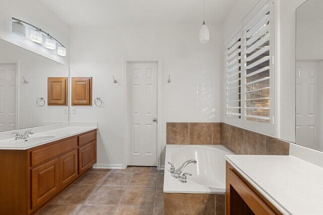 Building Photo - 908 Golden Palomino Ct