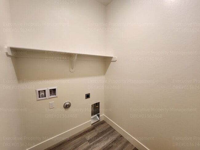 Building Photo - 4 bedroom/ 3 bathroom split-wing home.