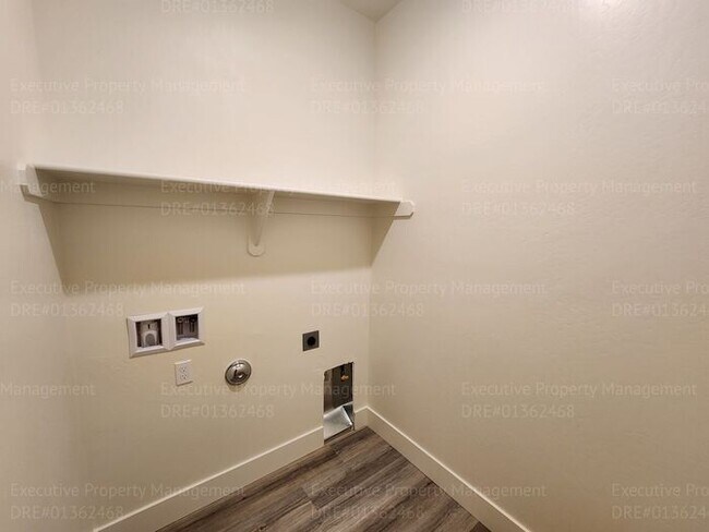 Building Photo - 4 bedroom/ 3 bathroom split-wing home. *Mo...