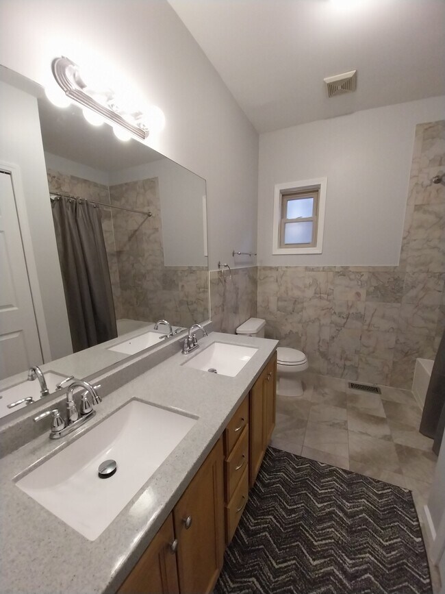 Building Photo - 4552 N Newland Ave