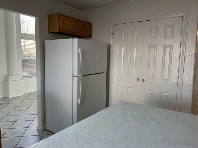 Building Photo - 4 Bedroom Pool Home