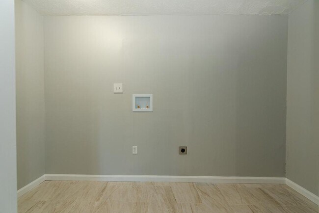 Building Photo - 8909 Channing Dr