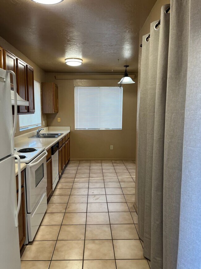 Building Photo - 3028 N Corrine Dr