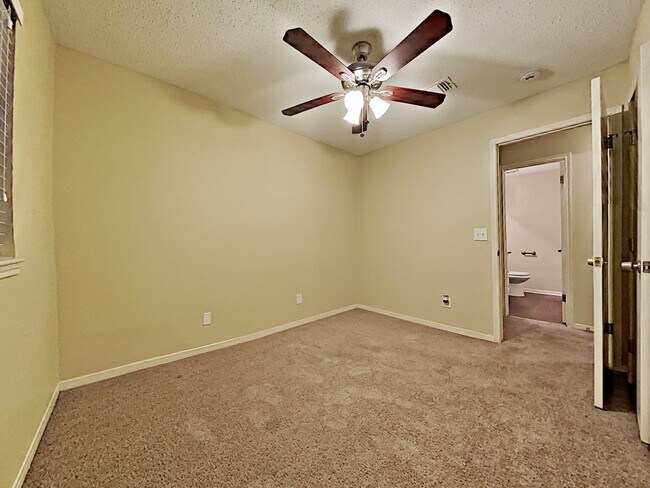 Building Photo - 18083 Glenledi Dr