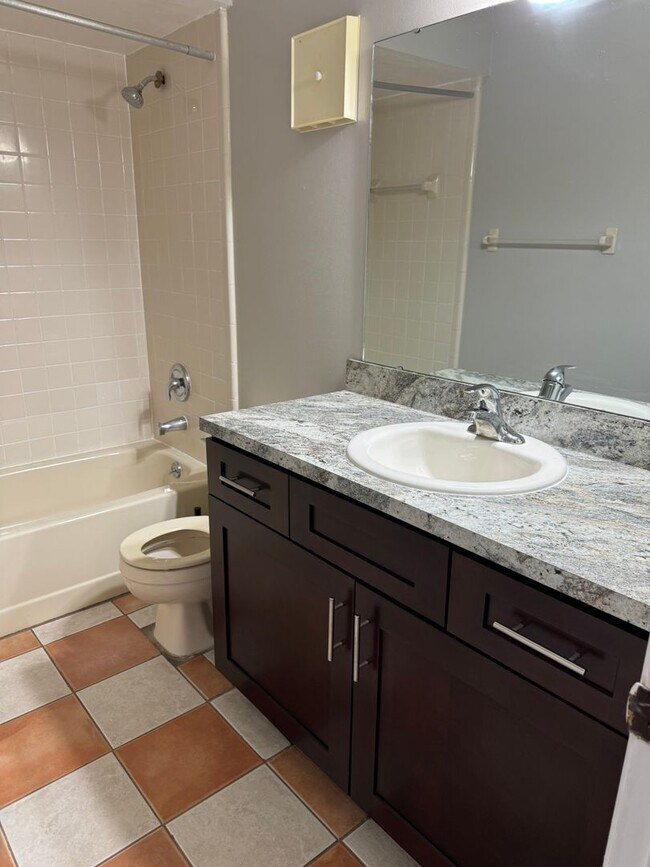 Building Photo - 2 bedroom + loft, 2 bathroom townhome near UCF