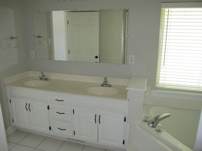 Building Photo - Upscale Lakefront Home  In the Heart of Martinez