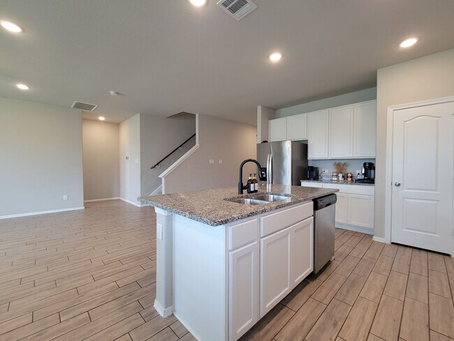 Building Photo - Beautifully updated 5-bedroom, 3.5-bath home located on a quiet cul-de-sac in a desirable Houston...