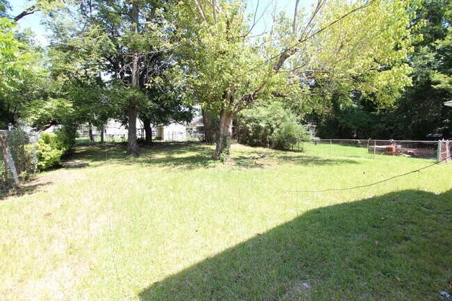 Building Photo - 3 Bedroom 1 Full Bath + Picture Perfect In & Out! You will LOVE IT!!