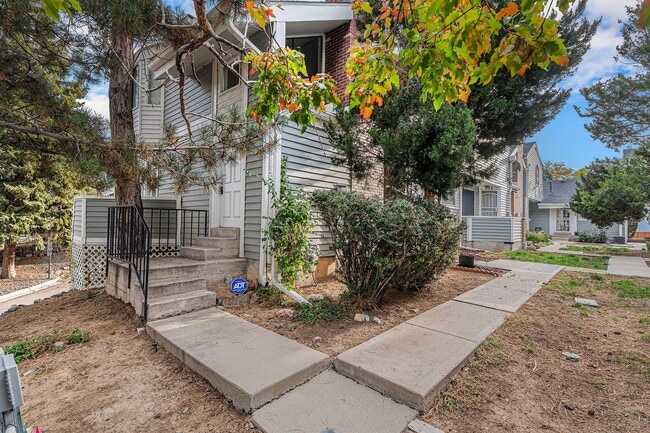 Building Photo - Spacious 1 Bed 1 Bath LOFT in the heart of Aurora Hills!