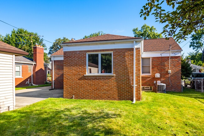 Building Photo - 2087 Allard Ave