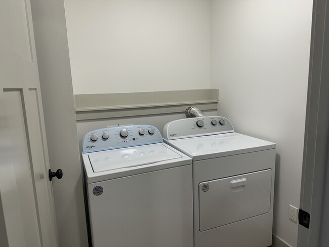 Building Photo - 852 250 N