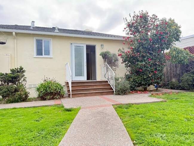 Building Photo - Charming 2-Bedroom Home Large Rumpus Room,...