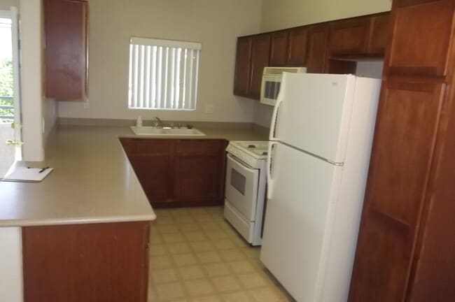 Building Photo - Henderson - 2 bedroom condo