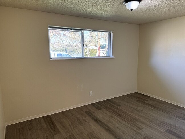 Building Photo - Updated 4 bedroom 1 bathroom house in Eugene!