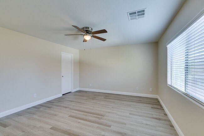 Building Photo - Upgraded spacious 4bedroom home near Mountains Edge!