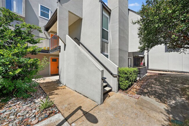 Building Photo - 935 La Posada Dr