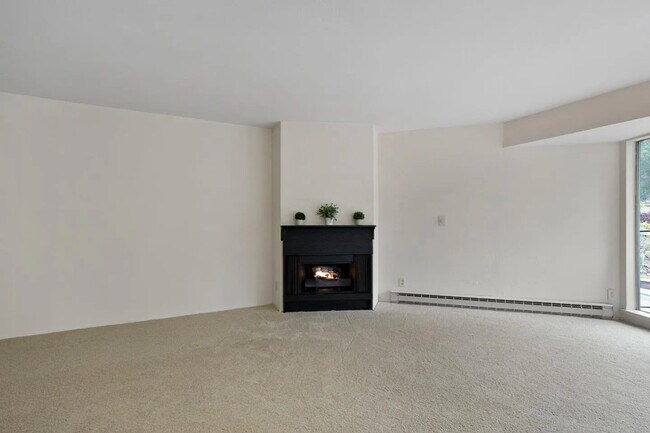 Building Photo - "Charming 3-Bed, 2-Bath Oasis in Capitola's Prime Park Ave Location"