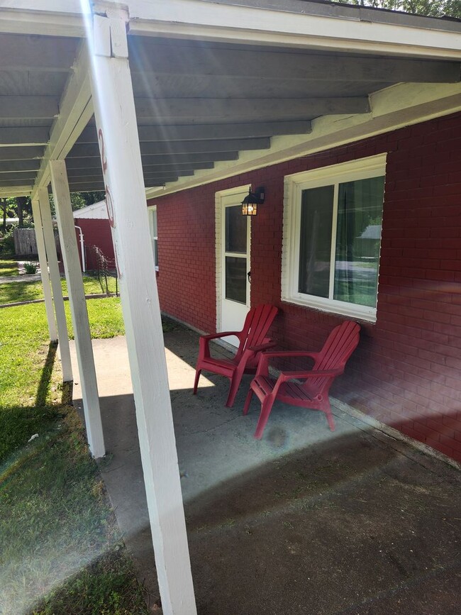 Building Photo - Very nice 2BR home with parking off street near major employers!