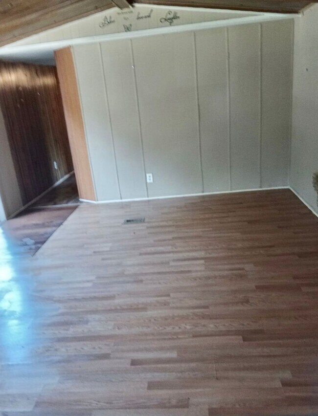 Building Photo - Spartanburg, 2 bedrooms, 1 bath. $700 a mo...