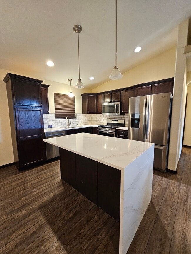 Building Photo - 3 BED | 2.5 BATH | SPLIT-FOYER HOME | DOUB...