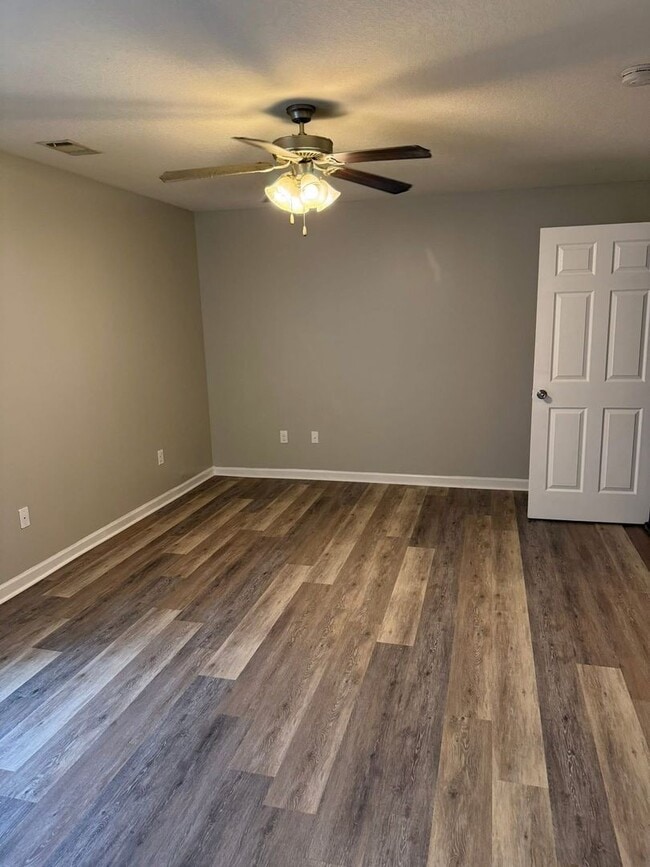 Building Photo - 3 Bed 2 Bath Apartment