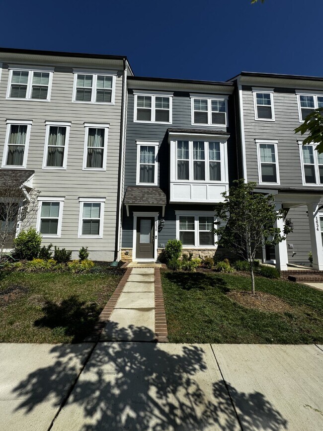 Building Photo - Luxurious 4-Bedroom Townhouse with 3.5 Bat...