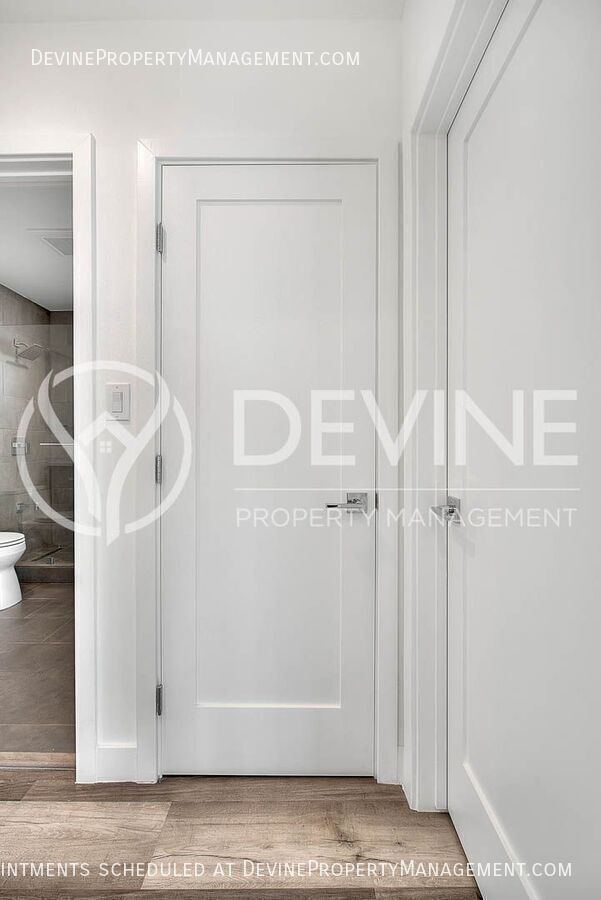 Building Photo - 3026 Greenfield Ave