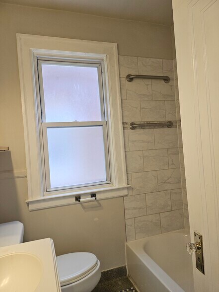 Building Photo - 891 Beaconsfield Ave