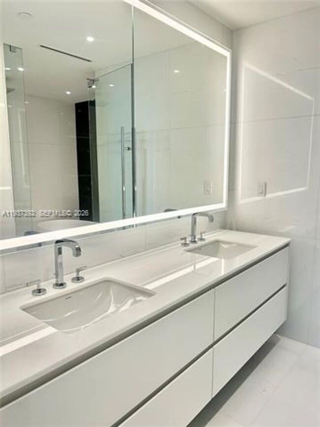 Building Photo - 300 Biscayne Blvd Way