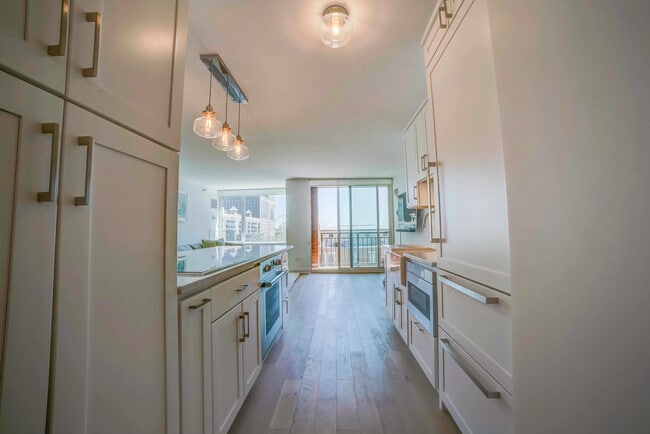 Building Photo - 440 N McClurg Ct