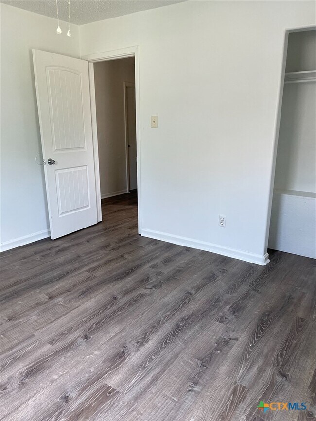 Building Photo - 505 Curry Ave