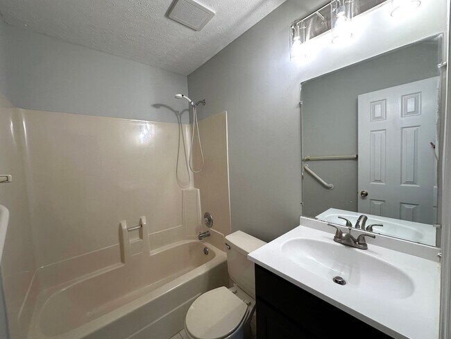 Building Photo - Renovated 3 Bedroom 2 Bath in Hendersonvil...