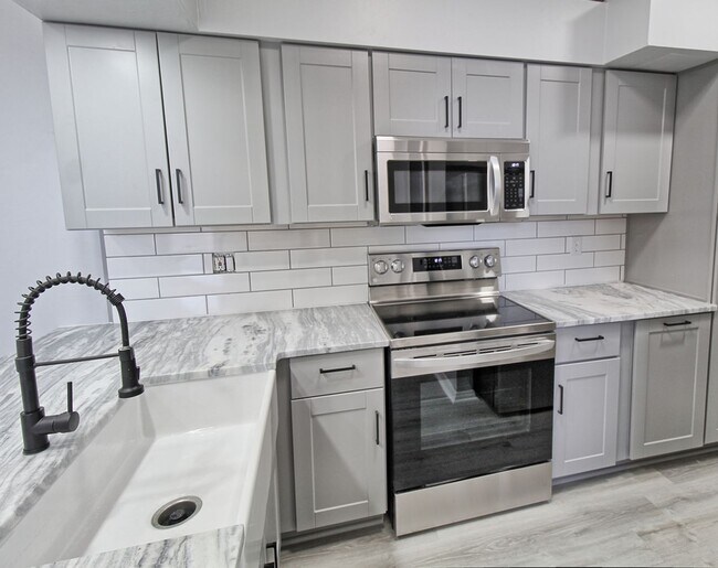 Building Photo - New Remodel! Gorgeous 2 Bedroom Condo! Amazing Location!