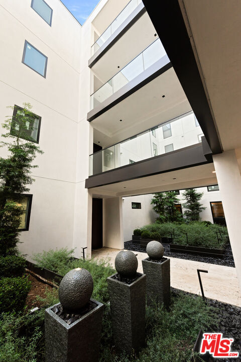 Building Photo - 505 S Barrington Ave